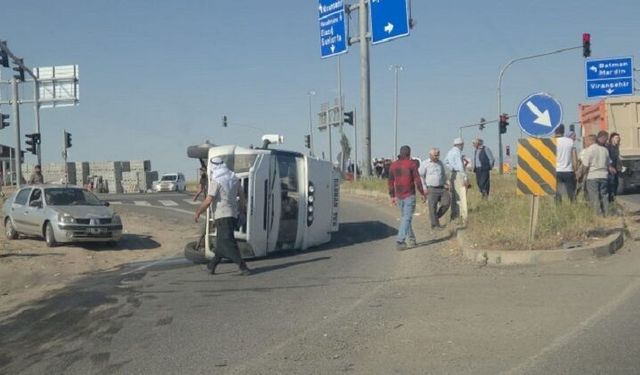 Diyarbakır’da dolmuş ve araç çarpıştı: Çok sayıda yaralı var!