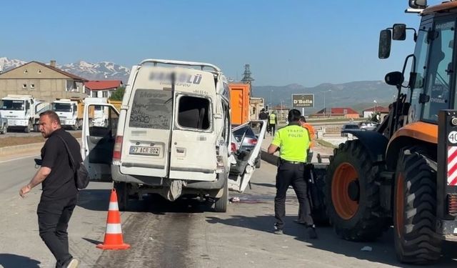 Hakkari’de minibüs ile kamyon çarpıştı: Ölüler ve yaralılar var!