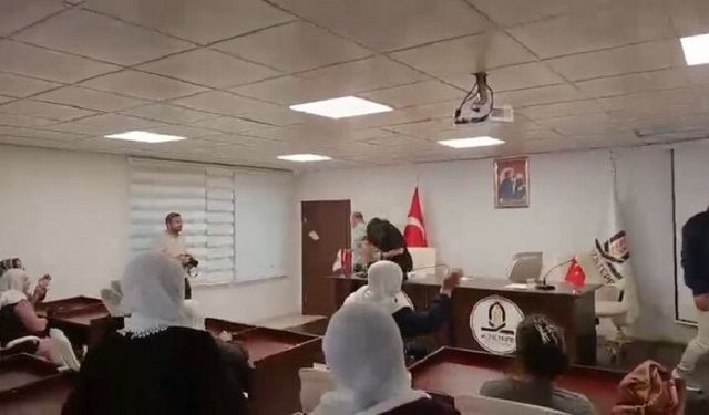 DEM Partili belediye başkanına yumurtalı protesto