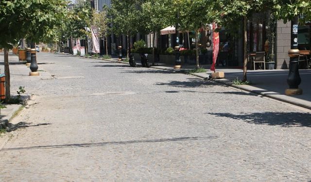 Diyarbakır kavruluyor: Sokaklar boş kaldı, esnaf geç kepenk açıyor