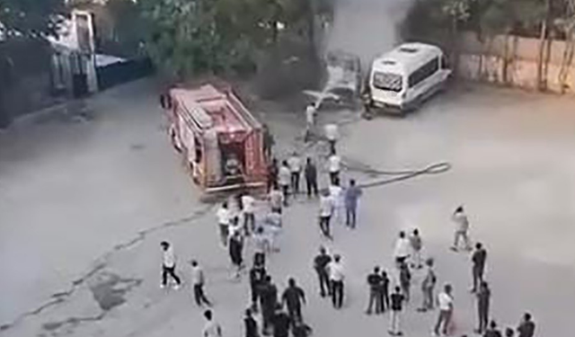Diyarbakır’da alev alan bir minibüs kullanılamaz hale geldi!