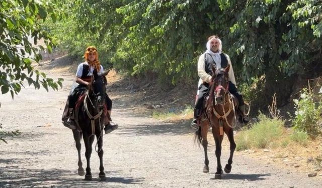 Diyarbakır’da at sırtında serinlik: Kefiye ve egaliyle buz taşıyor