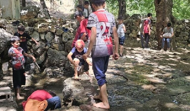 Diyarbakır'da imam ve çocuklar kolları sıvadı: Köy çeşmesini yenilediler