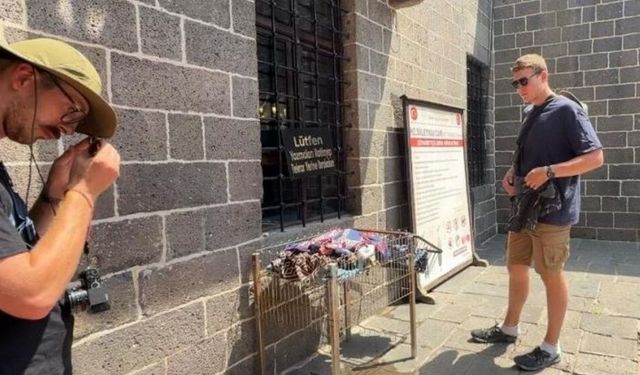 Fransız turist Diyarbakır’daki camiye böyle girdi, takdir aldı!