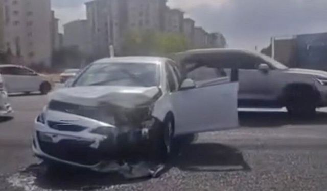Diyarbakır Kayapınar'da 2 otomobil çarpıştı: Yaralılar var!