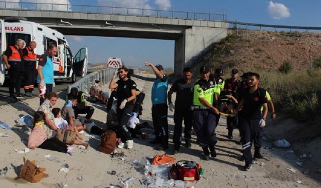 Yolcu otobüsü şarampole devrildi: Çok sayıda yaralı var!