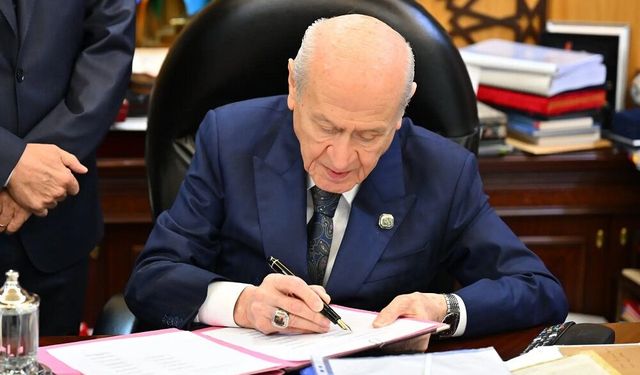 Çerçeve yasada imza süreci başladı: İlk imza Bahçeli'den!