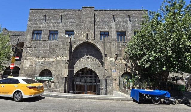 Diyarbakır Surları depoya dönüştü!