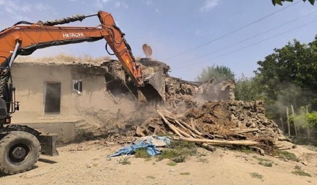Diyarbakır Silvan'da tehlike saçıyordu: 50 ev yıktırıldı