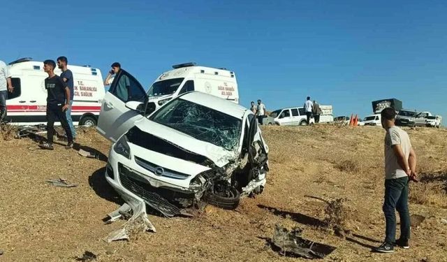 Siverek-Diyarbakır yolunda kaza: Otomobil ile çekici çarpıştı, yaralılar var
