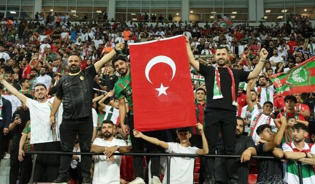 Amedspor taraftarları Türk bayrağı açtı!