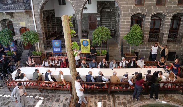 Diyarbakır’da dengbêjlere sanatçı statüsü verildi