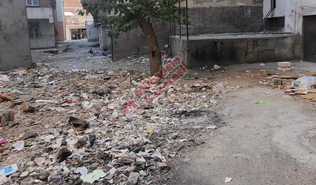 Diyarbakır'da 3 yıldır aynı: Yıkılan binanın enkazı sokakta kaldı!