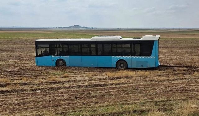 Diyarbakır’da belediye otobüsünün freni boşaldı: Tarlaya girdi!