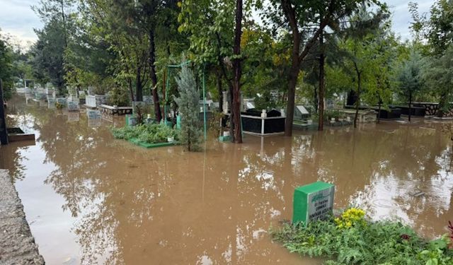 Diyarbakır'da Yeniköy Mezarlığı sular altında kaldı!