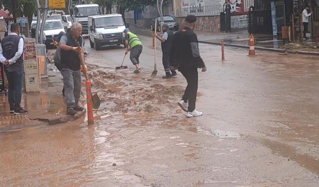 Diyarbakır’ın ilçesini sel vurdu: Ev ve işyerlerini su bastı!