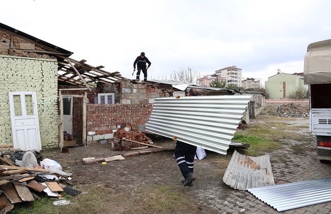 Eve girmeye korkup barakada yaşadılar! Elazığ’da harekete geçtiler