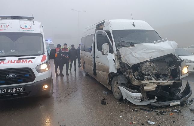 Gaziantep’te yolcu minibüsü kaza yaptı: Yaralılar var