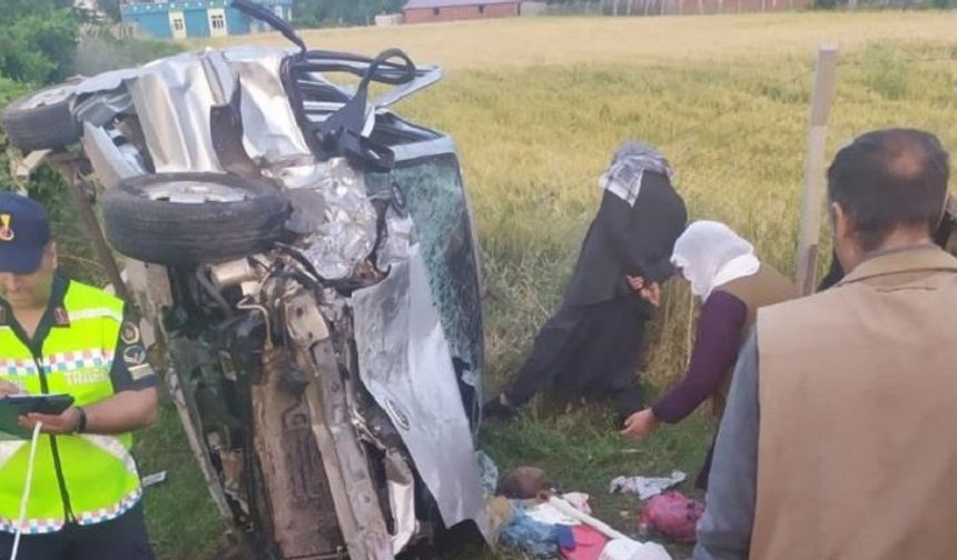Diyarbakır’da otomobil ile minibüs çarpıştı: 1’i çocuk 6 yaralı