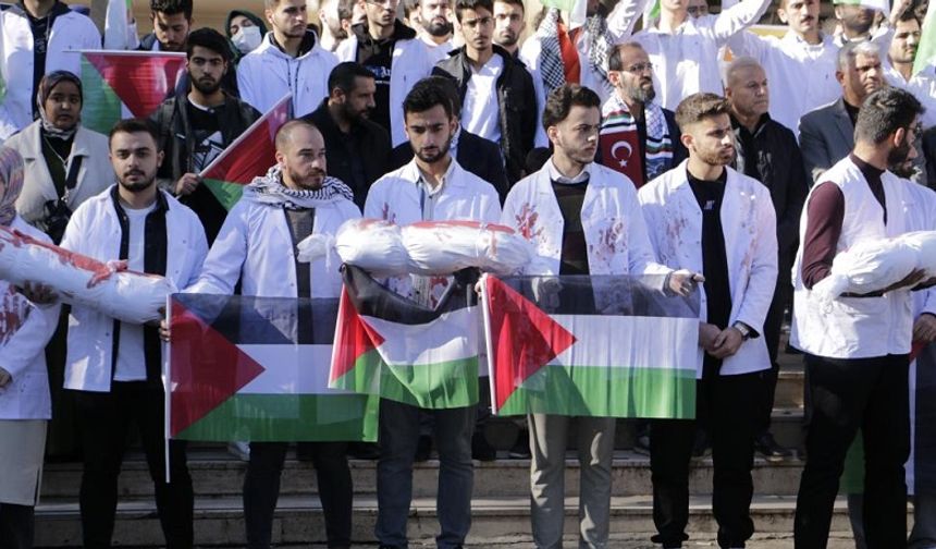Diyarbakır’da öğrenciler 'kanlı' önlük giydi