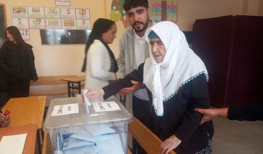 Diyarbakır’da 96 yaşındaki seçmen oyunu kullandı