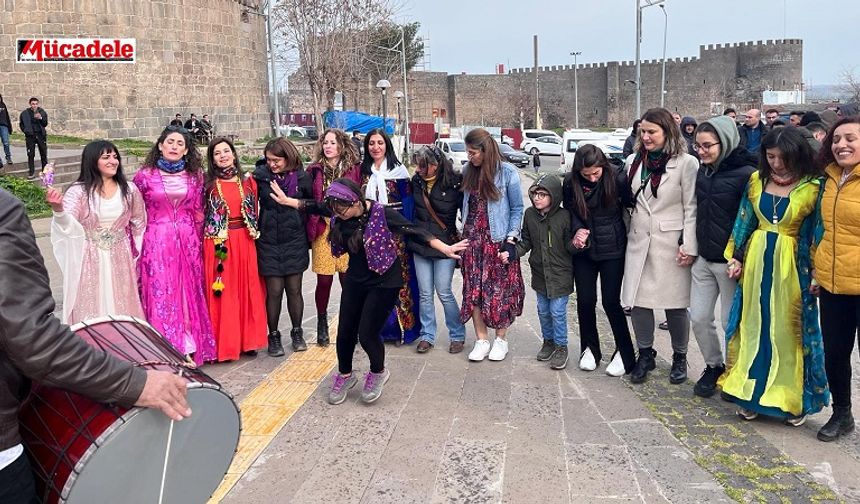 Diyarbakır’da kadınlar güne renk kattı