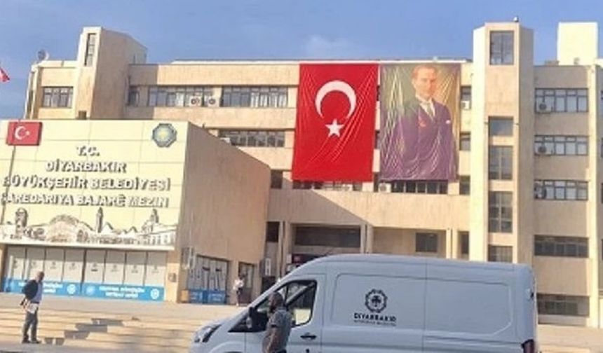 Diyarbakır Büyükşehir’de Türkiye Bayrağı ve Atatürk Posteri