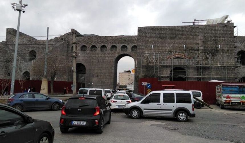 Diyarbakır’da “cadde açılacak” diyerek yıkıldı: Tarihi yapıdan bir iz kalmadı!