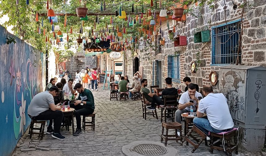 Diyarbakır'ın renkli sokakları turistleri büyülüyor