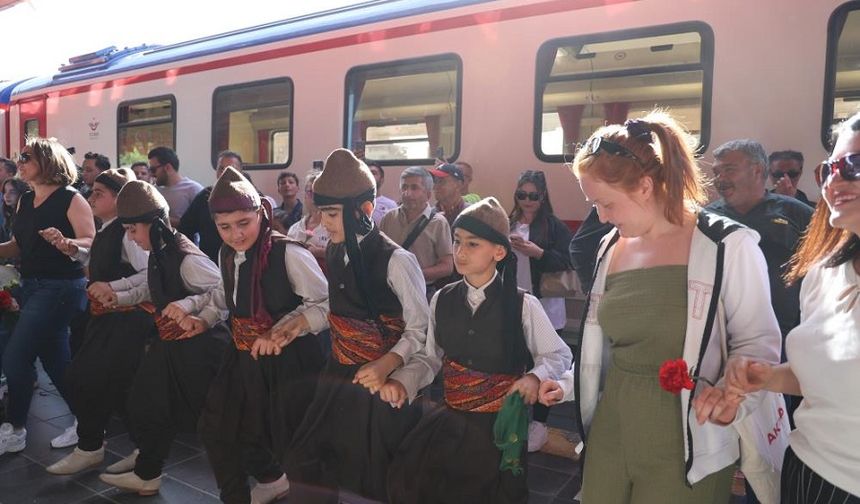 Turistik Diyarbakır Ekspresi'ne coşkulu karşılama