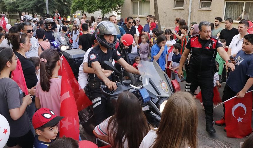 Diyarbakır’da çocuklar polislerle eğlendi