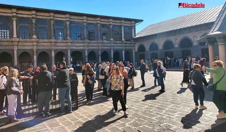 Diyarbakır Ulu Cami'de kıyafet tartışması: “Sen git dağda yaşa!”