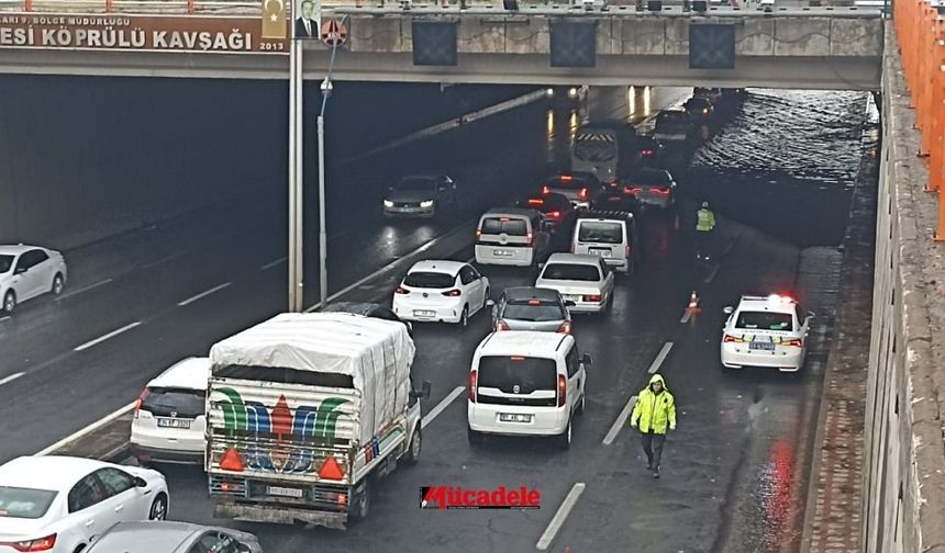 Diyarbakır’a yağmur yağdı! Alt geçitte kuyruk oluştu