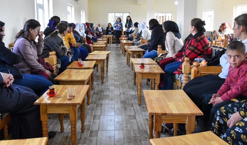 Diyarbakır'da eş başkandan mahallelere çıkarma: Kadınlarla buluştu