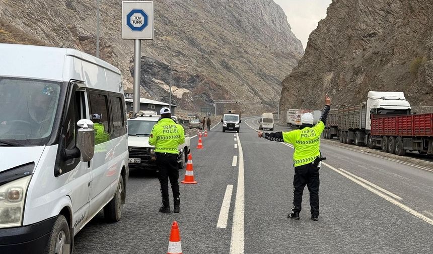 Hakkari’de sürücülere uyarı: Bunu yapmak zorunlu oldu!