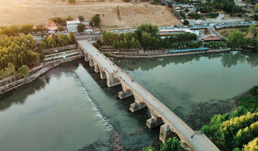 On Gözlü Köprü’de sosyal alanlar sular altında kaldı!