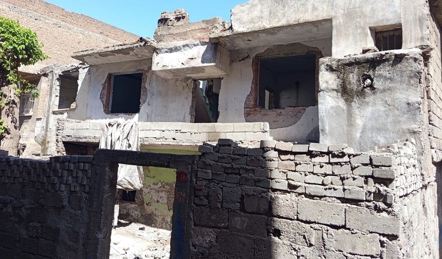 Diyarbakır Bağlar’da tehlike saçıyor: Yıkım sürüyor