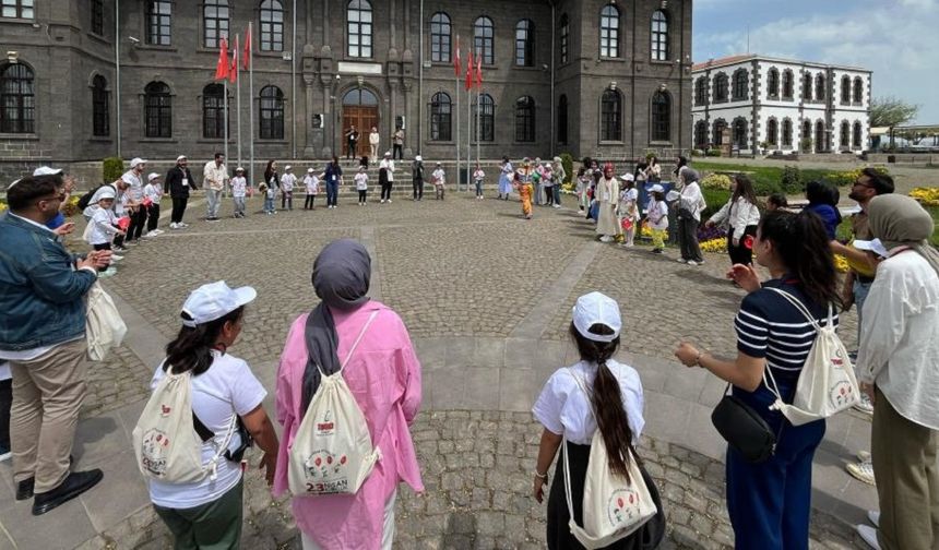 Diyarbakır’da 23 Nisan’a özel öğrencilere tarihi yerler gezdirildi