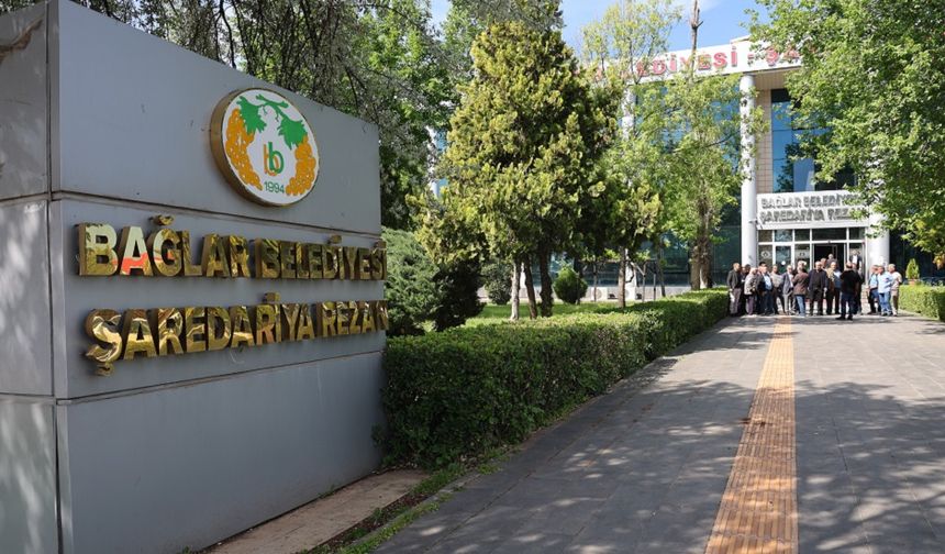 Diyarbakır’da 66 emekli tazminat alamadı: Belediye’ye yürüdü!