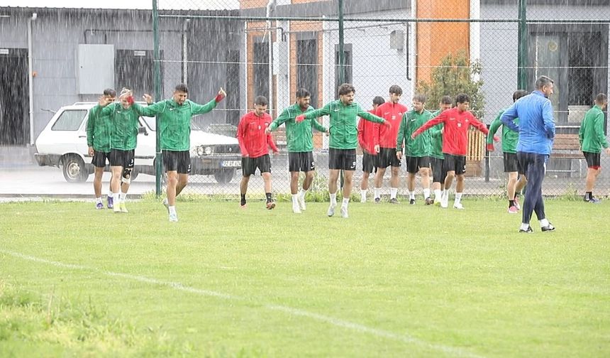 Diyarbakırlı futbolcu memleketine can suyu oldu: Ligde tutuyor