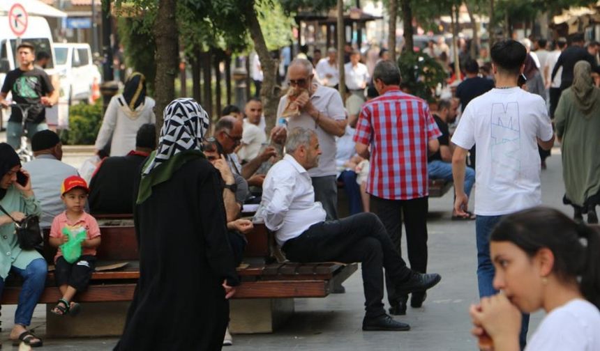Diyarbakır 43 dereceyi gördü: Camiler ve gölgelikler doldu taştı