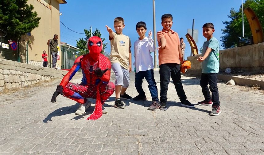 Diyarbakır’a da gelmişti: Örümcek adamın yeni durağı Mardin oldu!