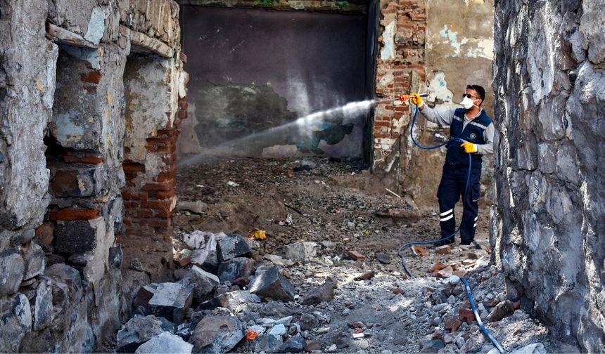 Diyarbakır’daki o binalar ilaçlandı: Halk “yıkın” dedi