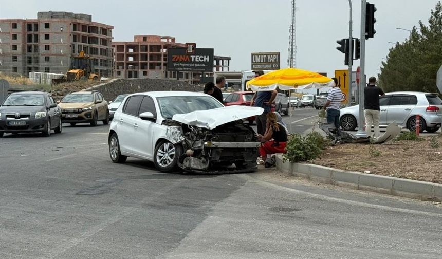 Diyarbakır Teknokent’te araçlar kafa kafaya çarpıştı: Yaralılar var