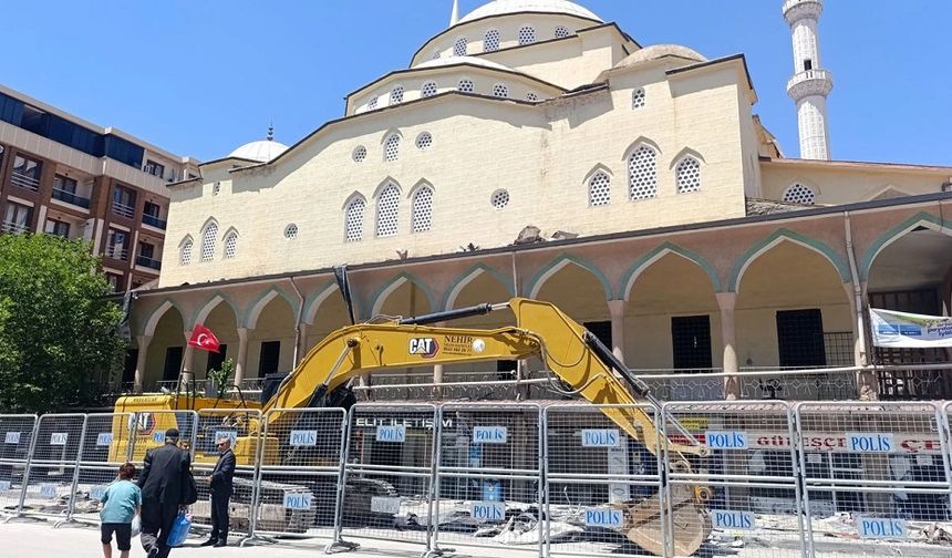 Van’ın simgesi tarihe karıştı: 50 yıllık cami yıkıldı