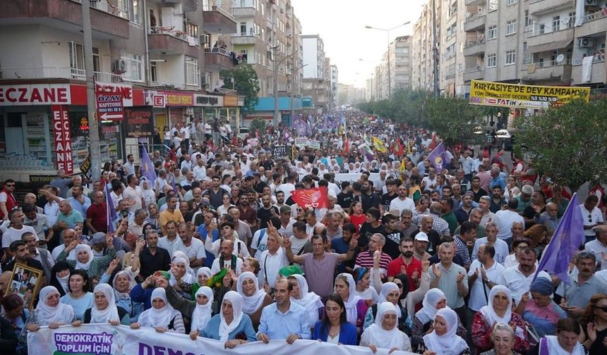 Diyarbakır’da binlerce kişi yürüyüş yaptı: Sebebi belli oldu!