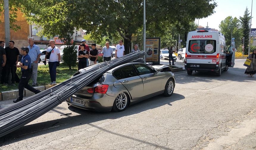Elazığ'da korkunç kaza: Tonlarca demir lüks otomobilin üzerine düştü!