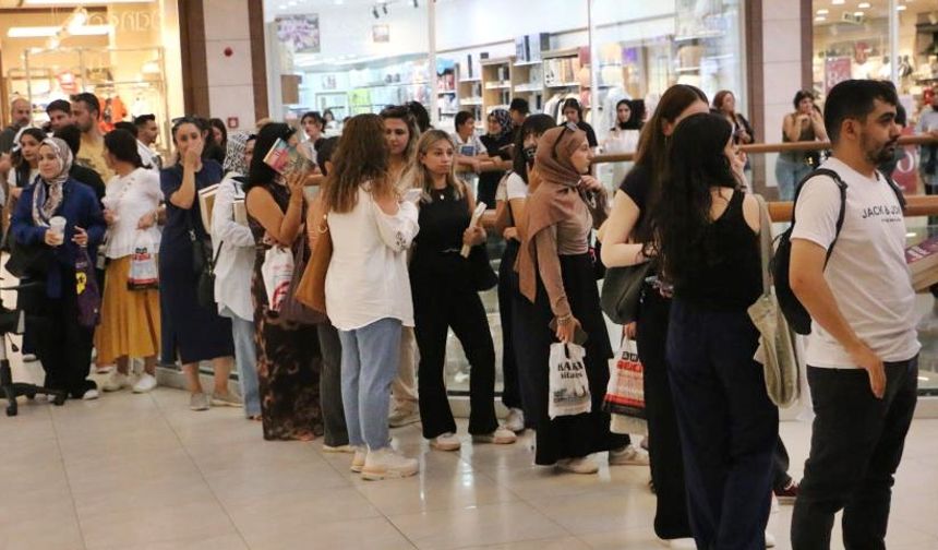 Ünlü yazar Diyarbakır’a geldi, uzun kuyruk oluştu: İşte ismi