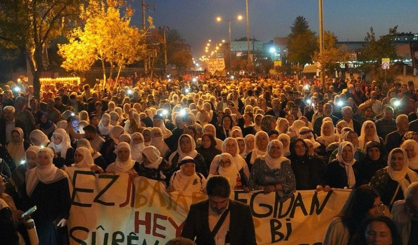 Diyarbakır’da binlerce kişi Öcalan için yürüdü!