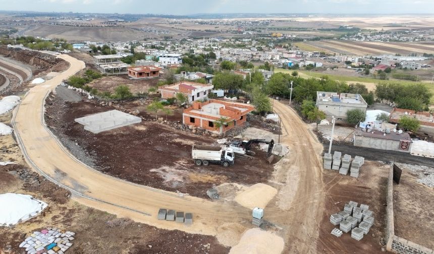 Diyarbakır’da 30 yıllık yol sorunu: Hastalarımızı traktörle götürüyoruz!